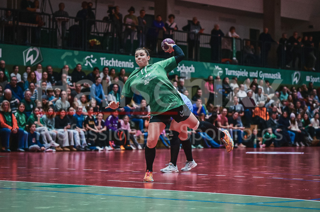Handball, 2. Bundesliga Frauen, SV Werder Bremen - TuS Lintfort | v.li.: Elaine Rode (SV Werder Bremen, 77) beim Siebenmeter, 7m, Spielszene, Aktion, Action