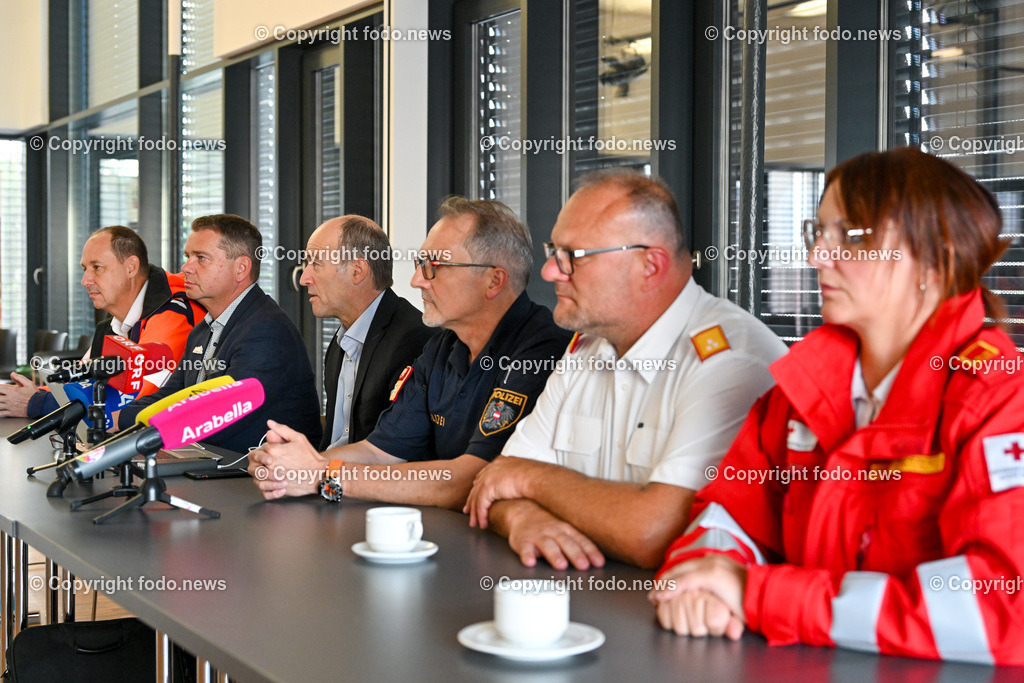 Pressekonferenz Ansfelden_ Gasexplosion_ 28.06.2023-4 | 28.06.2023 Pressekonferenz, Ansfelden Gasexplosion, im Bild Christoph Kolmer (Sachverstaendiger Geologie), Christian Partoll ( FP, Bgm. Ansfelden), Manfred Hageneder (Bezirkshauptmann Linz Land), Manfred Rauch (Oberst, Bezirkspolizeikommandant), Helmut Foedermayr (Bezirksfeuerwehrkommandant OBR), Claudia Engertsberger (NFS Rotes Kreuz)