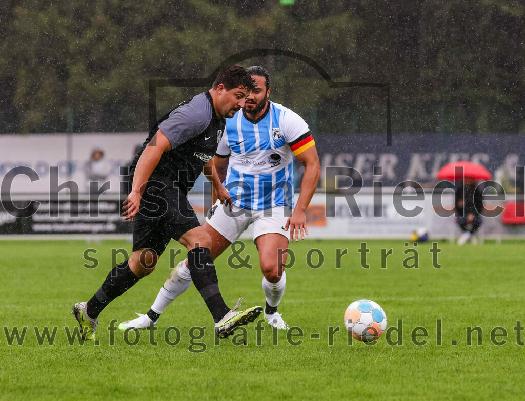 2023-08-05_050_FC_Langengeisling_gegen_SVN_Muenchen | Erding, Deutschland, 05.08.2023:
Fußball, Bezirksliga Oberbayern Ost 2023 / 2024, 2. Spieltag, FC Langengeisling gegen SVN München, Endergebnis: 1:3

Florian Rupprecht (FC Langengeisling, #39), Enes Kiran (SVN München, #4)

Foto: Christian Riedel / fotografie-riedel.net