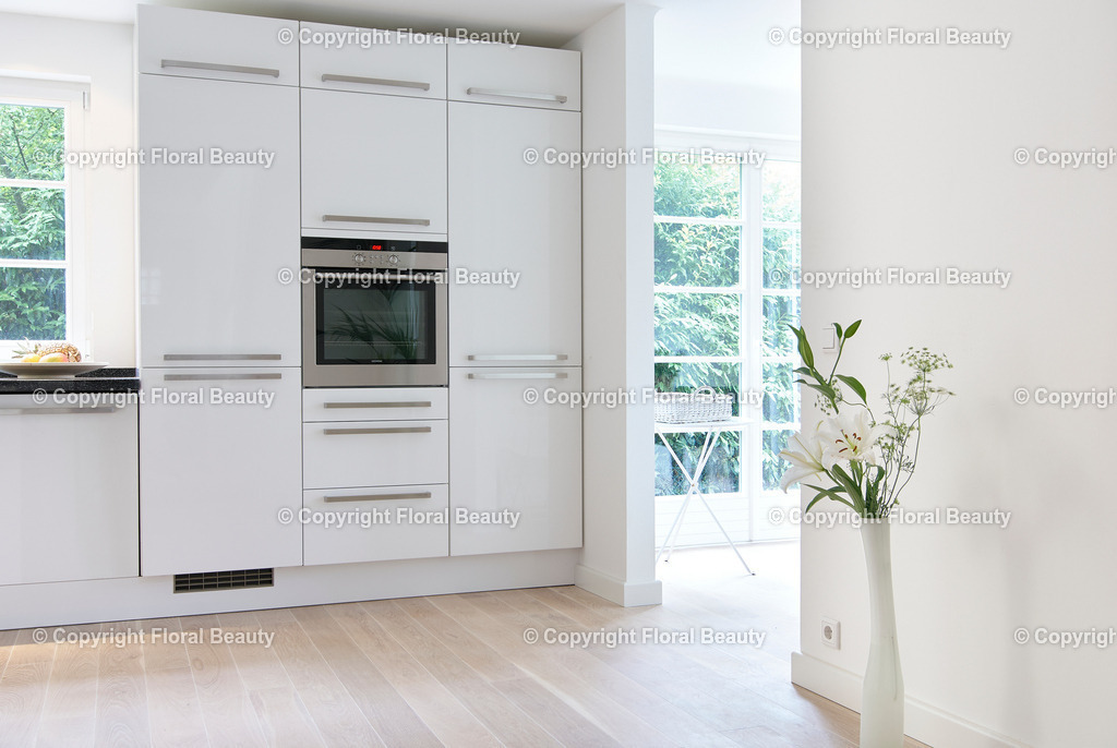 Umbau eines Rotklinkerhauses | Backofen im Hochschrank mit Bodenvase im Vordergrund - Realisiert mit Pictrs.com