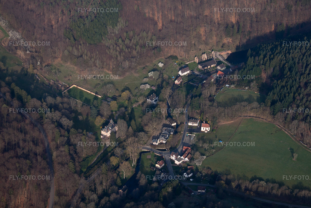 Aerial view: View of the town in Nehwiller-près-Wœrth in the state Bas-Rhin, France.Photo: IMG_63704.jpg taken on 03/30/2014 by Werner Riehm/FLY-FOTO.comResolution of the original: 4752 x 3168 px
