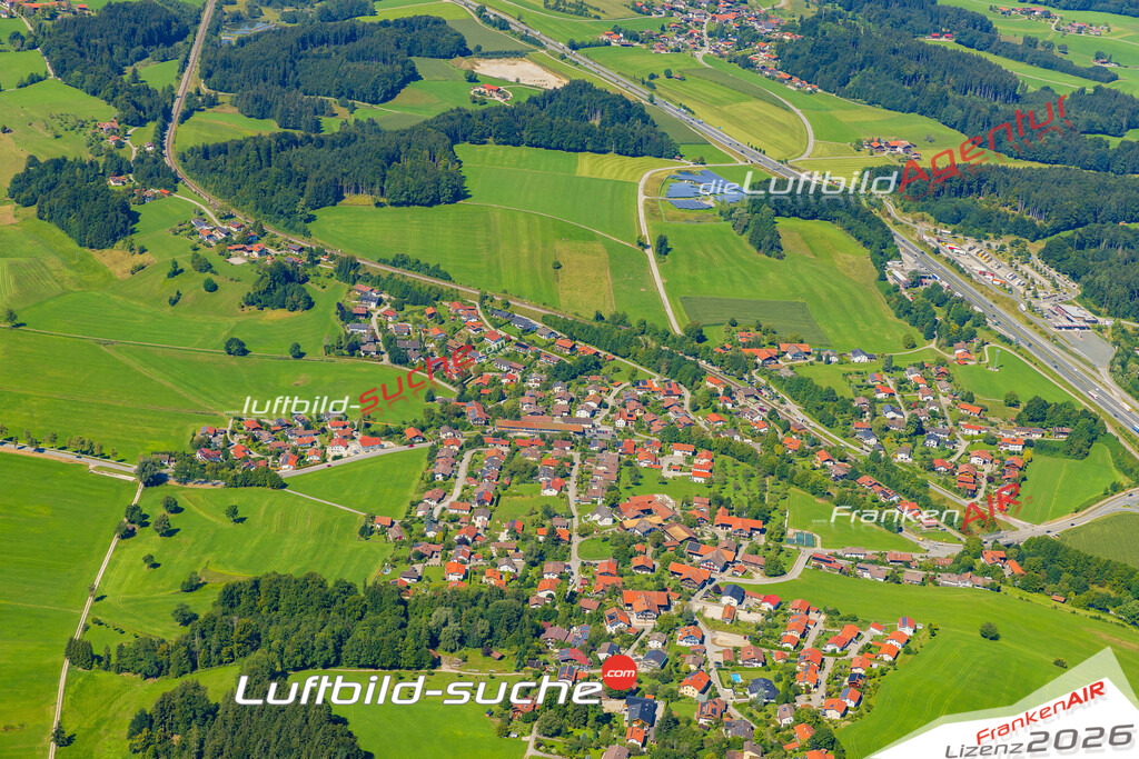 Klassische Luftaufnahme ohne Drohne zeigt:Bernhaupten bei Bergen - Die Luftbildaufnahme wurde 2025 vom UL-Flugzeug heraus erstellt ( keine Drohne ) - Hochauflösende Luftaufnahme -Nicht vergleichbar mit Google Maps oder Satelittenbilder- Die Geschenkidee !Mit Lizenz und Bildrechte bestellbar