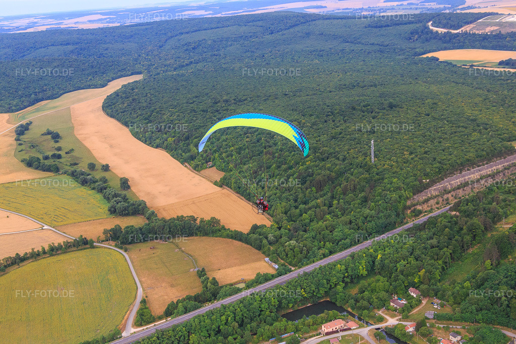 Luftbild: gleitschirm über der N4 in Foug im Bundesland Meurthe-et-Moselle in Frankreich. – Foto: IMG_083517.jpg vom 13.07.2015 durch Werner Riehm/FLY-FOTO.de – Auflösung des Originals: 5472 x 3648 px