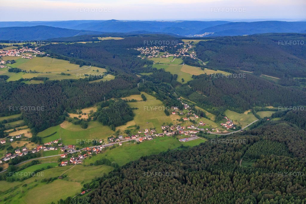 Luftbild: Ortsansicht von Osten im Ortsteil Rothenberg in Oberzent im Bundesland Hessen in Deutschland. – Foto: IMG_089519.jpg vom 10.06.2016 durch Werner Riehm/FLY-FOTO.de – Auflösung des Originals: 5472 x 3648 px