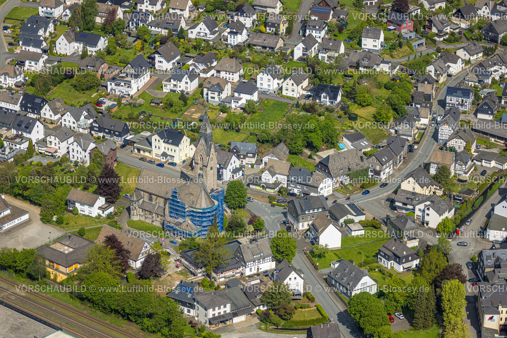 Bestwig240502996 | Luftbild, kat. Kirche St. Anna, Teilverhüllung und Baugerüst wegen Sanierungsarbeiten, Oertsansicht Wohngebiet, Nuttlar, Bestwig, Sauerland, Nordrhein-Westfalen, Deutschland