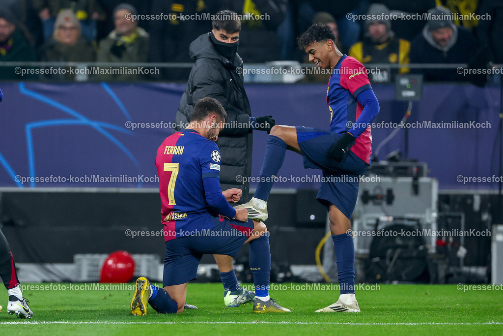 UCL11122402191 | 11.12.2024, UEFA Champions League, Borussia Dortmund - FC Barcelona, 8. Spieltag, Signal Iduna Park, Saison 2024 2025: Torschütze Ferran Torres (Barca #7) jubelt zusammen mit Lamine Yamal (Barca #19) über den Treffer zum 3:2, Schuhputzer Schuheputzer Schuhe putzen Schuh