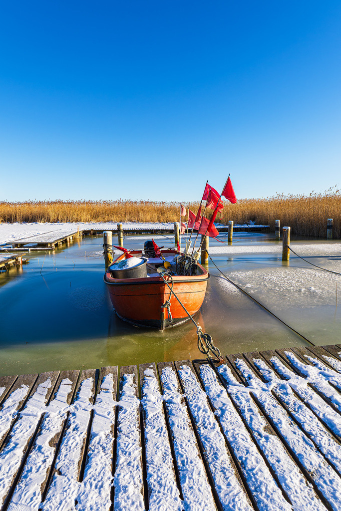 Fischerboot im Hafen von Althagen am Bodden auf dem Fischland-Darß im Winter | Fischerboot im Hafen von Althagen am Bodden auf dem Fischland-Darß im Winter.