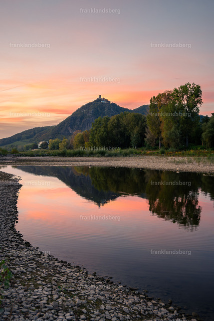 Sonnenuntergang am Siebengebirge | Sonnenuntergang am Siebengebirge mit Blick auf den Drachenfels. Aufgenommen wurde das Bikd vom Rheinufer in Bad Honnef. - Realisiert mit Pictrs.com