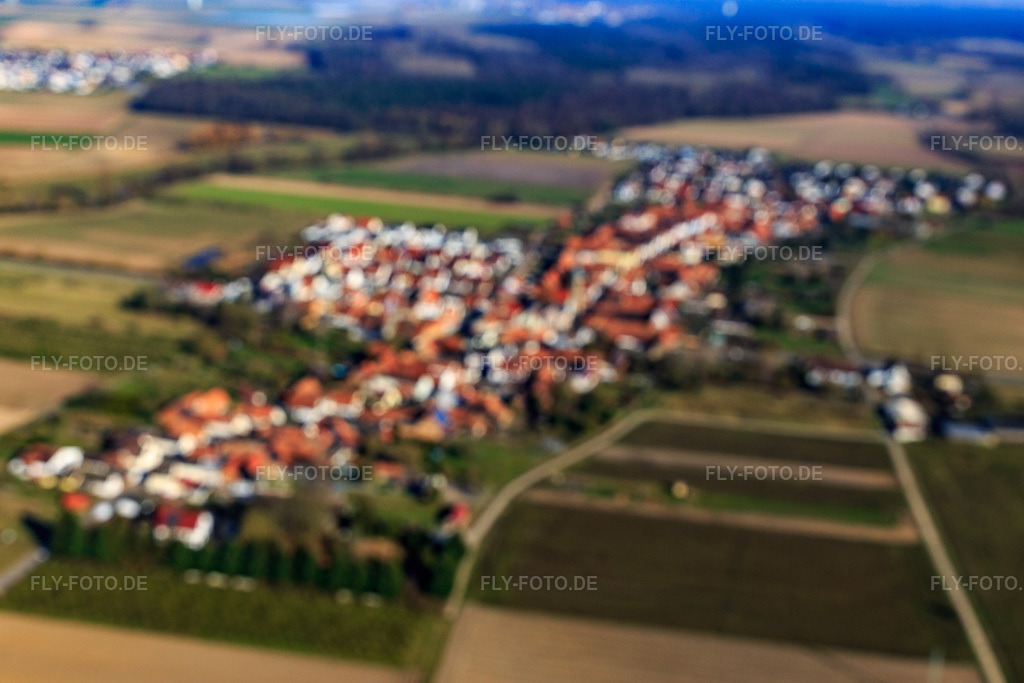 Luftbild: Dorfansicht aus Westen in Erlenbach bei Kandel im Bundesland Rheinland-Pfalz in Deutschland. Foto: IMG_145388.jpg vom 05.03.2025 durch ©2025 Werner Riehm fly-foto.de/copyright