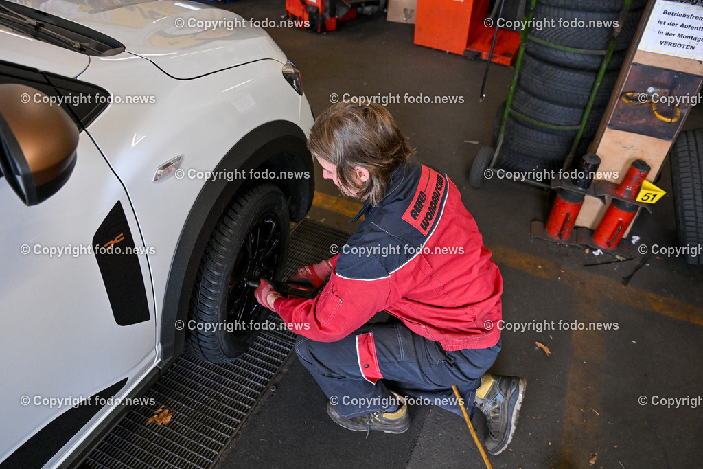 Reifen Wondraschek_ Linz_ 17.10.2023-16 | 17.10.2023, Linz, AUT,Reifen Wondraschek, im Bild Lubos Kadlec (Reifenmonteur)