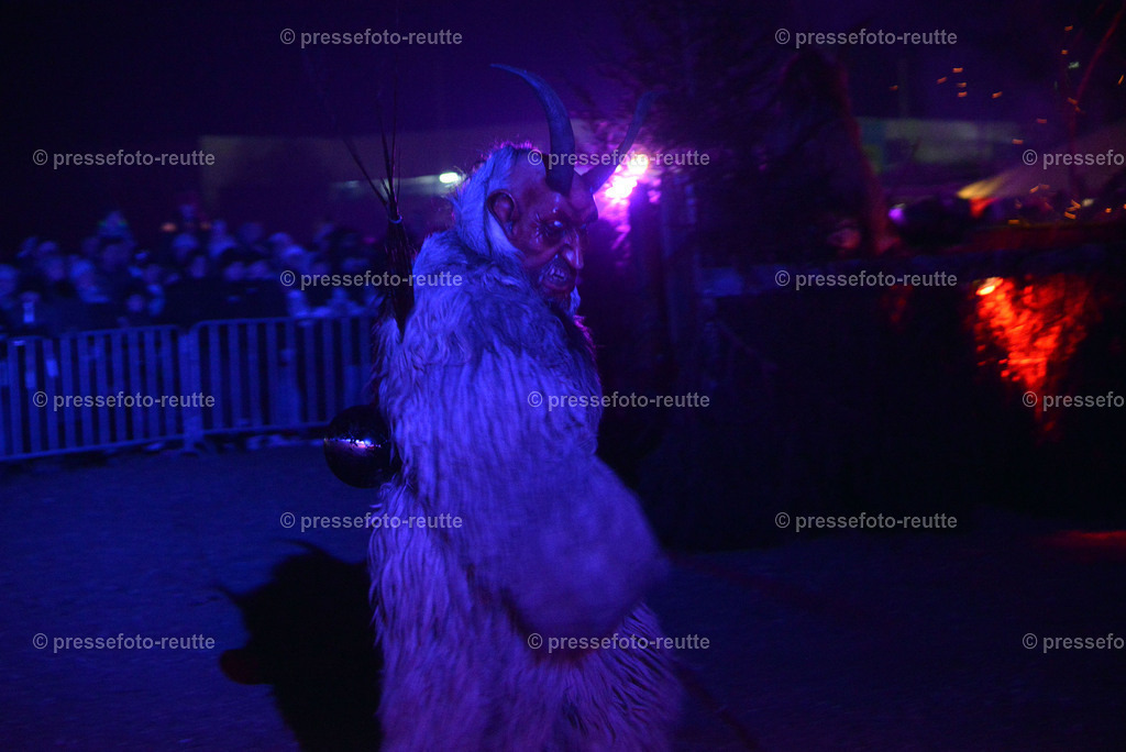 news-2022-Dez03-Krampusumzug-Reutte-WTV_5786 | Info aus dem Bezirk Reutte/Ausserfern Tirol sowie eine umfangreiche Bilddatenbank über die gesamte Region: Lechtal, Talkessel Reutte, Tannheimertal, Zwischentoren. Lech, Plansee, Zugspitze, Grenztunnel, B179, Fernpassstraße, Verkehr, Lawinen, Tradition, - Realisiert mit Pictrs.com