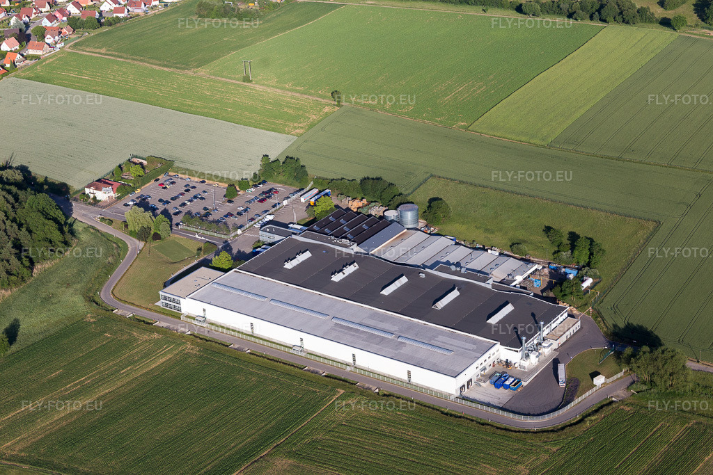 Vue aérienne: Locaux de l'usine Isri-France à Preuschdorf dans le département Bas Rhin, France. Photo: IMG_100793.jpg prise le 08/06/2017 par Werner Riehm/FLY-FOTO.eu – Résolution de l'original: 5472 x 3648 px
