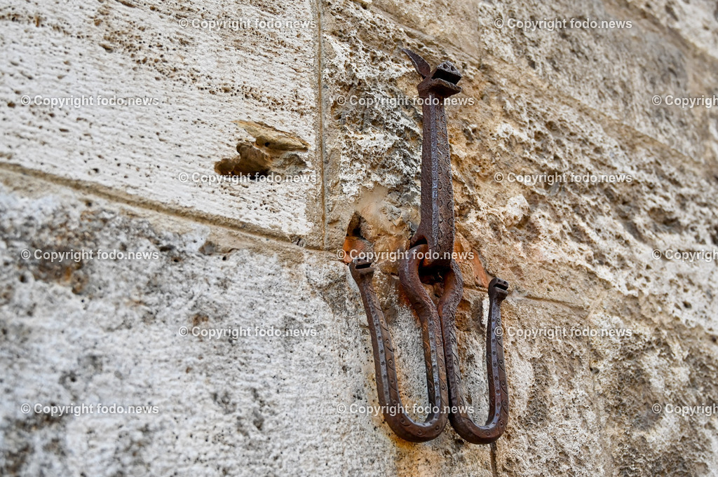 Italien_ Toskana_ San Gimignano_ 31.05.2024-126 | 31.05.2024, Italien, ITA, Toskana, San Gimignano im Bild Stadtansichten Gebäude, Architektur, Touristen, Historisch, Souvenir, Ansichten der berühmten Stadt San Gimignano in der Toskana-Italien - View of the famous town San Gimignano in Tuscany-ItalySan Gimignano ist eine italienische Kleinstadt in der Toskana mit einem mittelalterlichen Stadtkern. San Gimignano wird auch die Stadt der Türme genannt. Die Stadt liegt in der Provinz Siena. Sie gehört neben Florenz, Siena und Pisa zu den von Touristen meist besuchten Zielen in der Toskana.