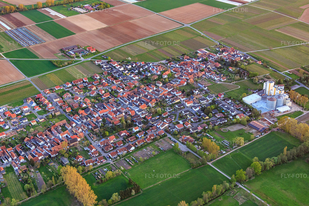 Luftbild: Dorfansicht am Modenbach aus Norden in Freimersheim im Bundesland Rheinland-Pfalz in Deutschland. Foto: IMG_077547.jpg vom 21.04.2015 durch Werner Riehm/FLY-FOTO.de