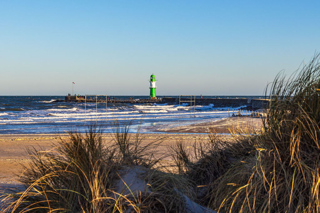 Wellen und Molenturm an der Küste der Ostsee in Warnemünde | Wellen und Molenturm an der Küste der Ostsee in Warnemünde.