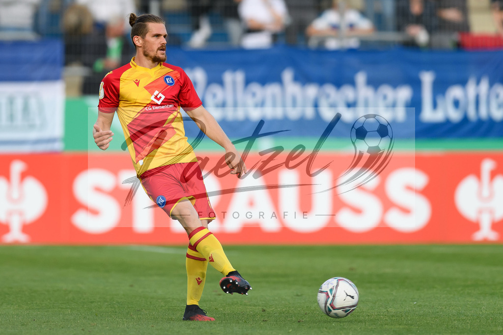 LOTKSC20210809_184 | Fussball, Herren: Sebastian Jung (Karlsruher SC) in Aktion, am Ball, Einzelaktion beim Spiel der 1. Runde im DFB-Pokal zwischen SF Lotte und Karlsruher SC im Stadion am Lotter Kreuz am 09.08.2021 in Lotte, Deutschland.DFB / DFL REGULATIONS PROHIBIT ANY USE OF PHOTOGRAPHS AS IMAGE SEQUENCES AND/OR QUASI-VIDEO. - Realisiert mit Pictrs.com