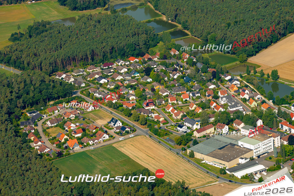 Das Luftbild zeigt :  Oberreichenbach - Die Luftaufnahme wurde 2024 vom UL-Flugzeug aus erstellt ( keine Drohne ) - Hochauflösende Luftaufnahme - Für grossformatige Ausdrucke geeignet. Die Geschenkidee !Mit Lizenz und Bildrechte bestellbar