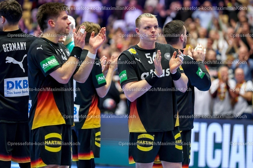 EHF19012602110 | 19.01.2026, Handball, Men's EHF EURO 2026, Deutschland - Spanien, Jyske Bank Boxen in Herning, Dänemark, Preliminary Round:  Renars Uscins (Germany #23)  Justus Fischer (Germany #54) klatschend nach dem Sieg