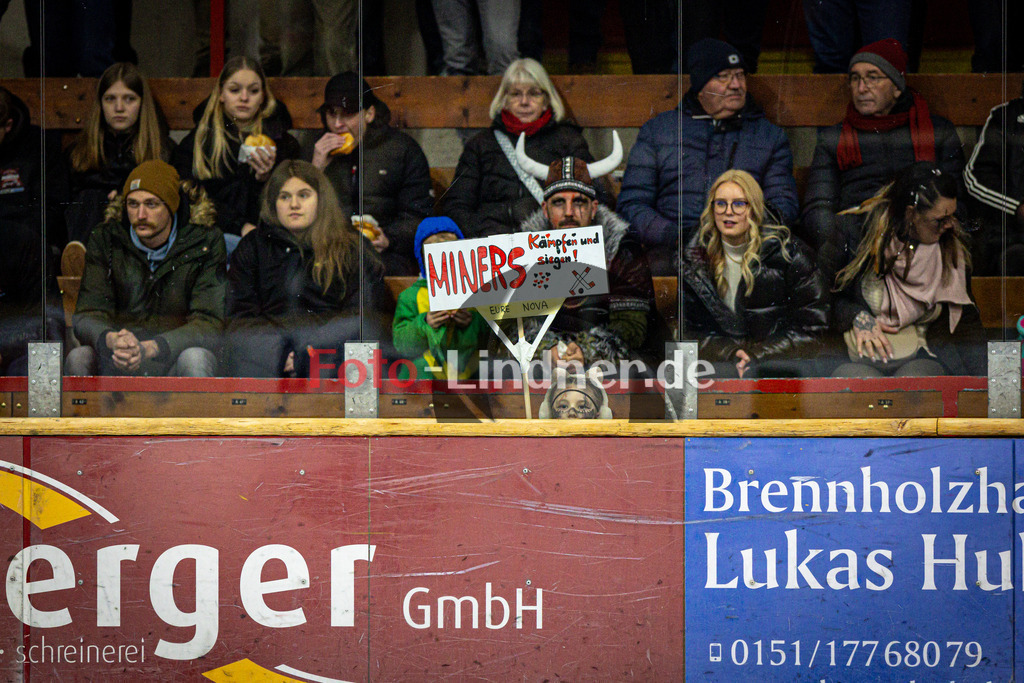 TSV Peißenberg MINERS gegen EHC Königsbrunn PINGUINE | Eishockey Bayernliga Herren Playoffs Viertelfinale 2024/25 - Spiel 4 von 7, TSV Peißenberg MINERS gegen EHC Königsbrunn PINGUINE, 20250216,MinersFan, Plakat, Zuschauer,2025-02-16 in Peißenberg (Eisstadion Peißenberg)Copyright: WolfgangxLindner foto-lindner.de