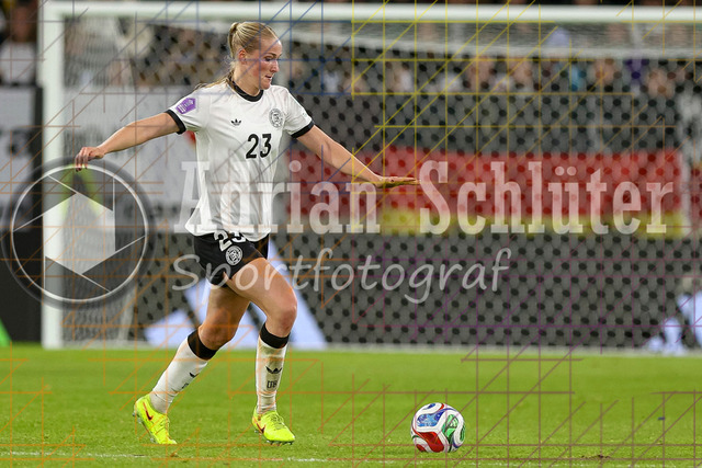 Deutschland vs Frankreich - Halbfinale - UEFA Women's Nations League | Düsseldorf, Deutschland, 24.10.25:   Camilla Küver ( Deutschland ) in Aktion am Ball, Einzelaktion waehrend des Halbfinals der UEFA Women's Nations League zwischen Deutschland vs Frankreich in der Merkur-Spiel-Arena(Foto von Brauer-Fotoagentur / Adrian Schlueter)