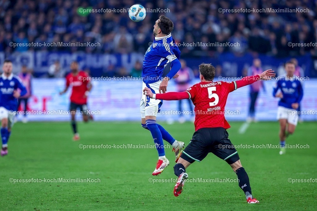 S0414032501049 | 14.03.2025, Fußball, FC Schalke 04 - Hannover 96, 2.. Fußball Bundesliga, 26. Spieltag, Veltins-Arena Gelsenkirchen, Saison 2024 2025: Kenan Karaman (Schalke04 #19)  im Zweikampf gegen Phil Neumann (Hannover96 #5)DFB regulations prohibit any use of photographs as image sequences and or quasi-video.