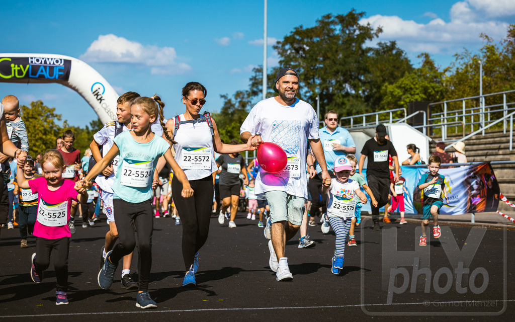 16. Hoywoj-CityLauf im Sportforum Hoyerswerda - 16.09.2023 | 555m Wohnungsgesellschaft-Familien-Flitzer-Lauf - Realisiert mit Pictrs.com