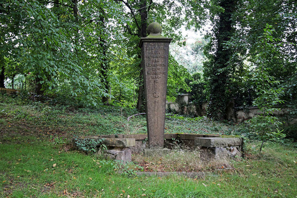 Foto: Leipzig - Kriegerdenkmal 1914-1918 Friedhof Thekla | Das Team hinter BILDLEXIKON LEIPZIG bündelt historische wie aktuelle Informationen über die Stadt Leipzig in Text und Bild auf einer Plattform und stellt diese der interessierten Öffentlichkeit zur Verfügung.