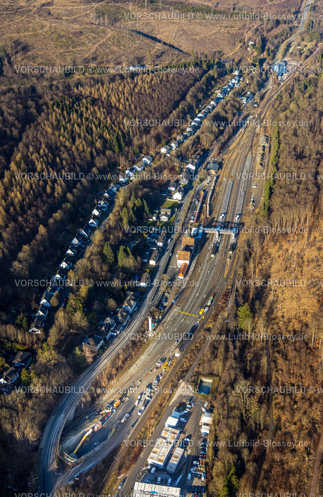 Brilon260104742 | Luftbild, Bahnhof Brilon-Wald im Waldgebiet mit Fußgängerbrücke zu den einzelnen Bahnsteigen, Wohnhäuser aufgereiht wie an einer Perlenschnur am Hammerweg am Wald, Waldgebiet mit Waldschäden, Brilon-Wald, Brilon, Sauerland, Nordrhein-Westfalen, Deutschland
