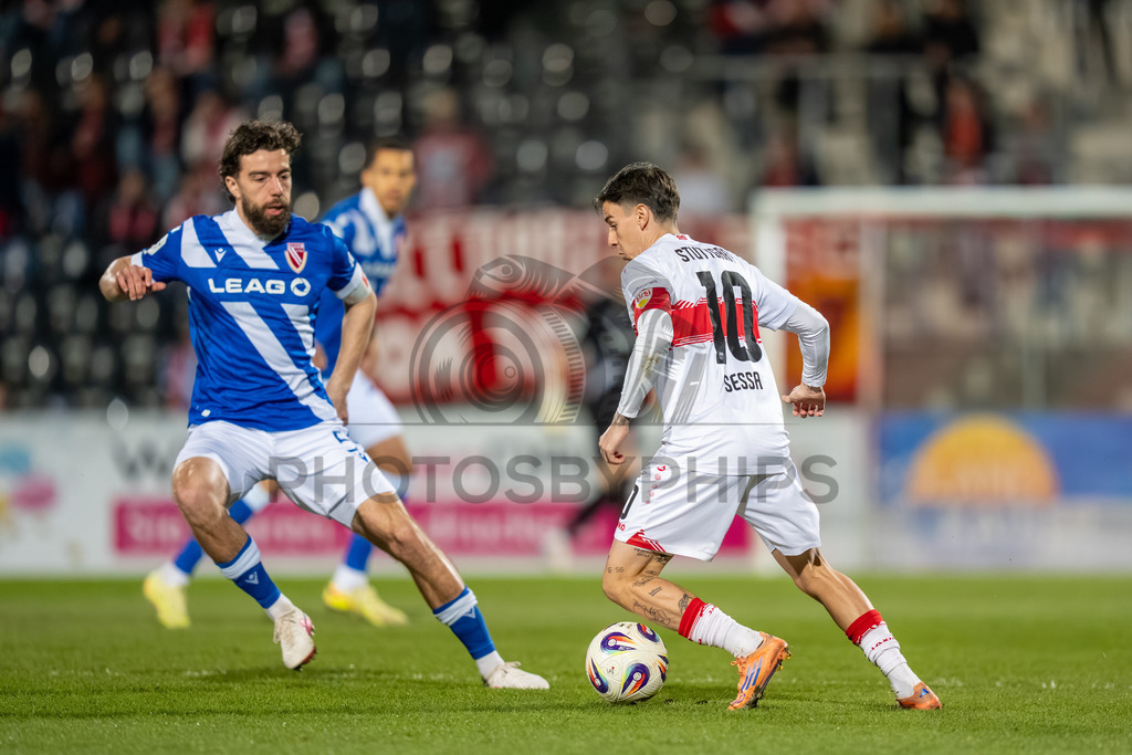 VfB Stuttgart II vs. FC Energie Cottbus, Fussball, 3.Liga, 27. Spieltag, Saison 2025/2026, 03.03.2026 | Nicolas Sessa (VfB Stuttgart II, #10) gegen Dominik Pelivan (FC Energie Cottbus, #05),VfB Stuttgart II vs. FC Energie Cottbus, Fussball, 3.Liga, 27. Spieltag, Saison 2025/2026, 03.03.2026Foto: photosbyphips/Philip Ziegler