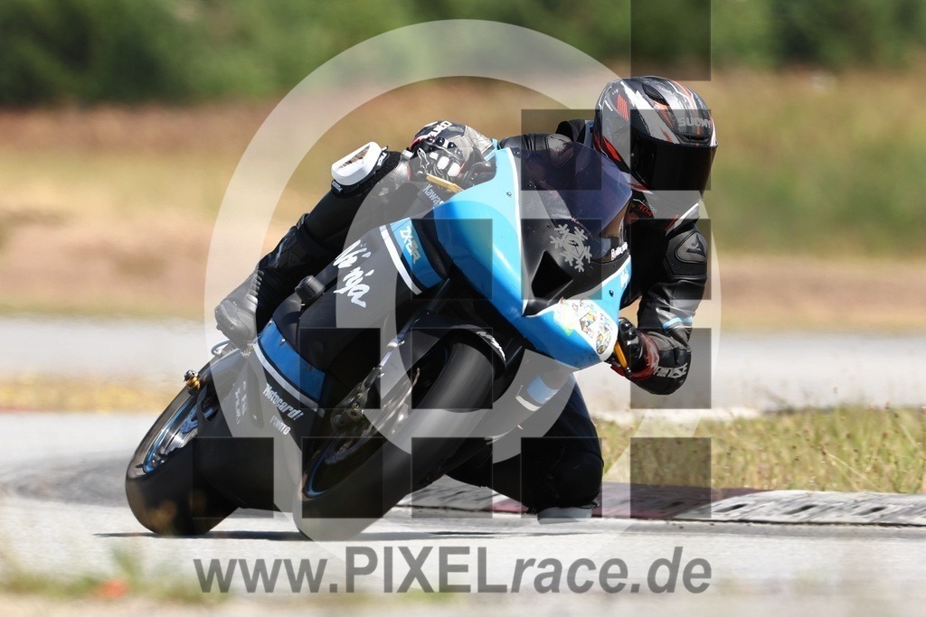 0025-20240706_02680 | Schöne Erinnerungen an spannende Momente - das festzuhalten ist unser Job. PIXELrace.de ist seit 2003 auf den Rennstrecken Europas unterwegs um die Action draußen beim Fahren und die wunderbare Stimmung imm Fahrerlager für euch einzufangen.
