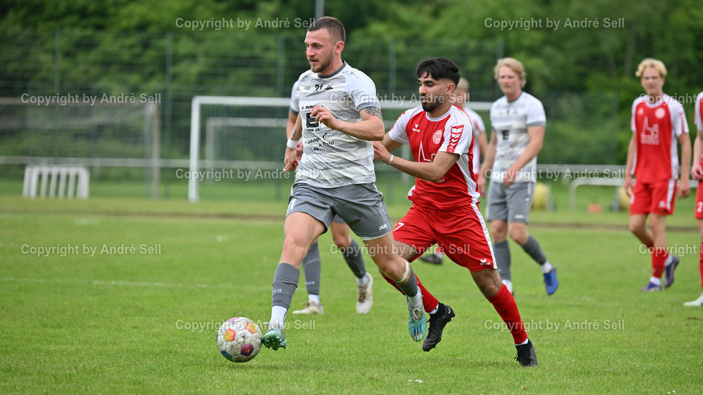 TSV Bordesholm vs Preetzer TSV | Sahand Hamed (Bordesholm #17) / Neil Helbing (Preetz #21) / Fußball-Landesliga Holstein Männer 2024/2025 / TSV Bordesholm vs Preetzer TSV / Sportanlage Platz A / Bordesholm / 31.05.25 - Realisiert mit Pictrs.com