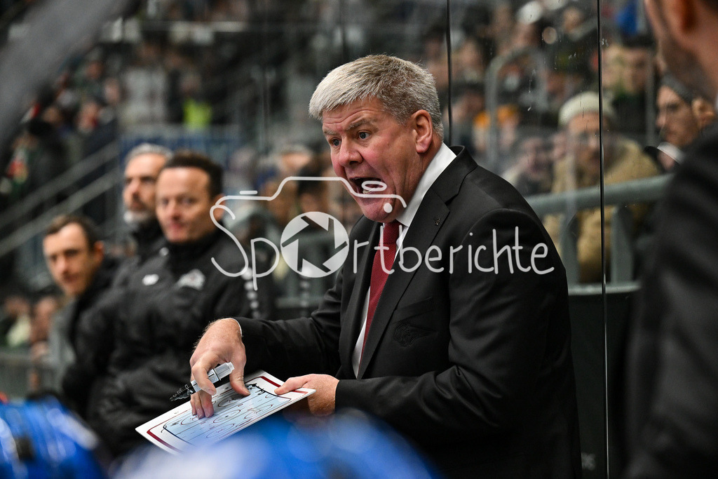 Augsburger Panther - Dresdner Eislöwen | AUGSBURG, GERMANY - 04. DECEMBER: im Bild Bill PETERS Trainer Augsburger Panther bei einer Ansprache während dem Match zwischen den Augsburger Panthern und den Dresdner Eislöwen am 25 Spieltag der PENNY DEL im Curt Frenzel Stadion