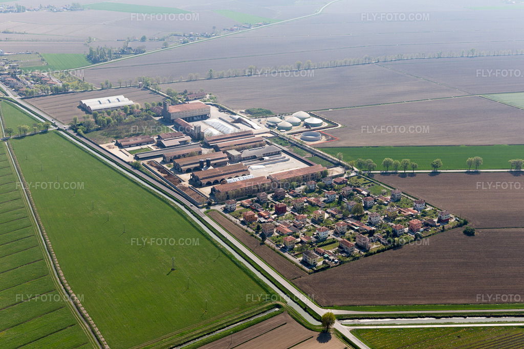 Aerial view: View of the town in Torresella in the state Veneto, Italy. – Photo: IMG_098164.jpg taken on 04/03/2017 by Werner Riehm/FLY-FOTO.com – Resolution of the original: 5472 x 3648 px