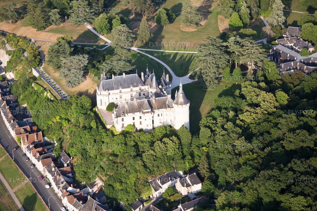 Aerial view: View of the town in Chaumont-sur-Loire in the state Loir et Cher, France. – Photo: IMG_082446.jpg taken on 06/20/2015 by Werner Riehm/FLY-FOTO.com – Resolution of the original: 5472 x 3648 px