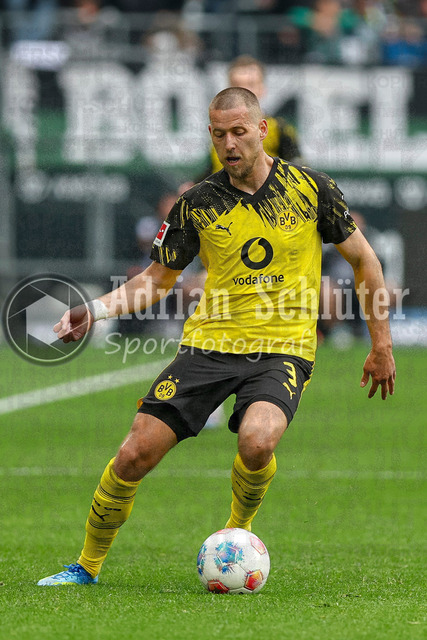03.05.2026, GER, Fussball, Herren, 1. BL, Saison 2025/2026, Borussia Mönchengladbach - Borussia Dortmund | Waldemar Anton (BVB) in Aktion am Ball, Einzelaktion 