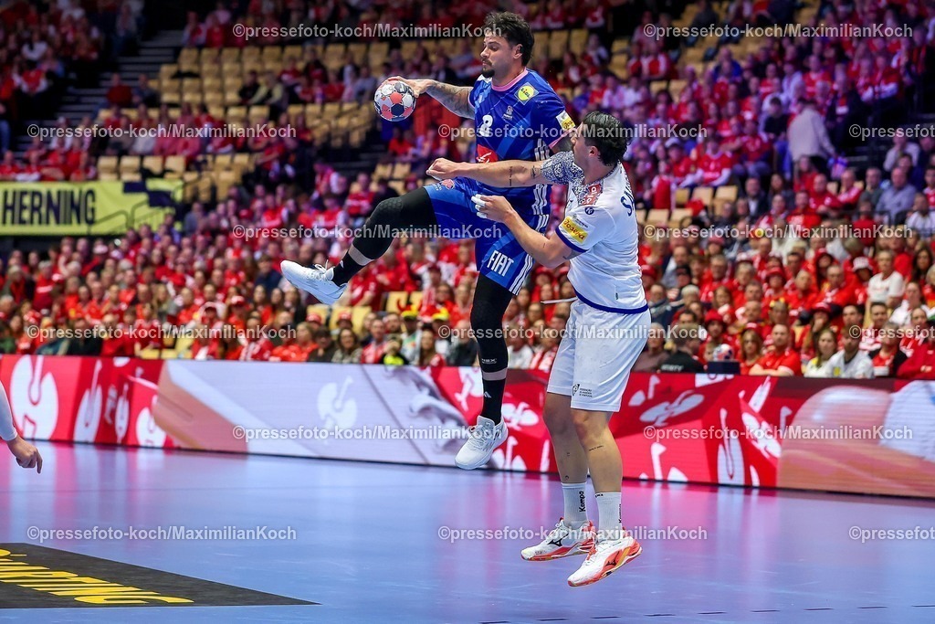 EHF24012601041 | 24.01.2026, Handball, Men's EHF EURO 2026, Frankreich - Portugal, Jyske Bank Boxen in Herning, Dänemark, Main Round:  Elohim Prandi (France #08) im Zweikampf gegen   Rocha Nogueira (Portugal #13)