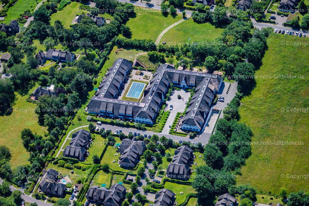 Sylt_Keitum_Severins_Resort_Spa_ELS_0082210625 | KEITUM 13.08.2025 Gebäudekomplex der Hotelanlage " Severins Hotel und Spa " in Keitum auf der Insel Sylt im Bundesland Schleswig-Holstein, Deutschland. Weiterführende Informationen bei: Severin's Resort & Spa. // Complex of the hotel building " Severins Hotel and Spa " in Keitum at the island Sylt in the state Schleswig-Holstein, Germany. Further information at: Severin's Resort & Spa. Foto: Martin Elsen