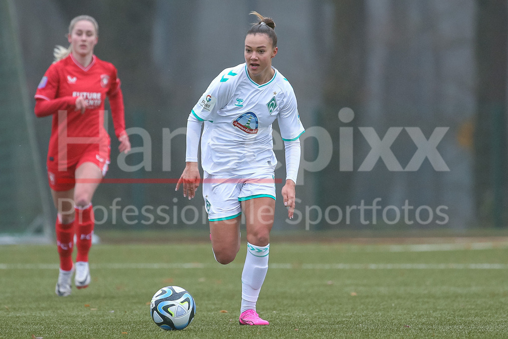 Fussball, Testspiel Frauen, SV Werder Bremen - FC Twente Enschede | v.li.: Maja Sternad (SV Werder Bremen, 11) am Ball, Freisteller, Einzelbild, Ganzkörper, Aktion, Action, Spielszene