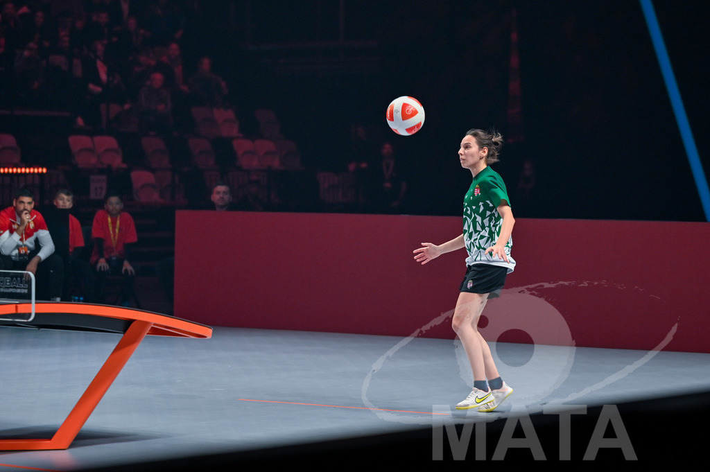_DWI5867 | Anna Iszak beim Frauen- Single  Ungarn vs. USA bei der Teqball Weltmeisterschaft 2022 in der Kia Metropole Arena. Nürnberg, 27.11.2022 - Realisiert mit Pictrs.com
