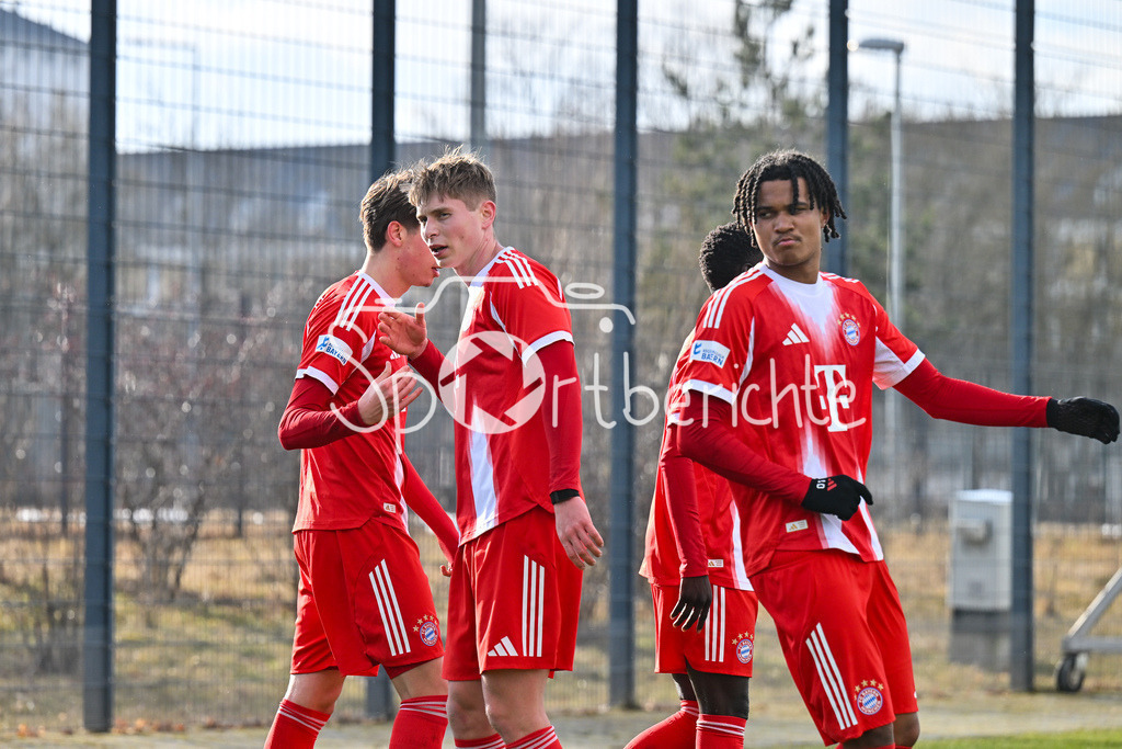 FC Bayern Amateure - FC Viktoria Pilsen U23 | MUNICH, GERMANY - 03. FEBRUARY: Jubel der Bayern nach dem Treffer zum 1-0 durch Guido DELLA ROVERE (FC Bayern München II 10) / Tor / Torschuetze / Freude / Happy während dem Testspiel zwischen den Amateuren des FC Bayern und dem FC Viktoria Pilsen B am FC Bayern Campus