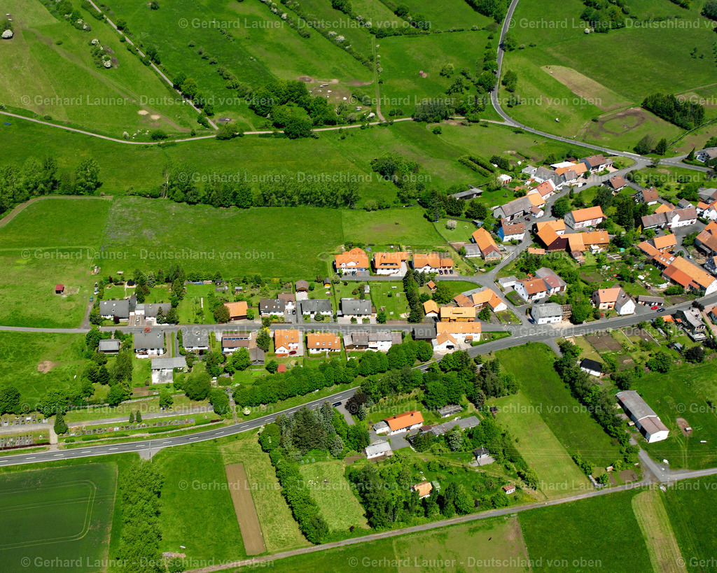 2615282 | HOPFMANNSFELD 09.06.2006 Landwirtschaftliche Nutzflächen und Feldgrenzen  umsäumen das Siedlungsgebiet des Dorfes in Hopfmannsfeld im Bundesland Hessen, Deutschland // Agricultural land and field boundaries surround the settlement area of the village  in Hopfmannsfeld in the state Hesse, Germany Foto: Gerhard Launer
