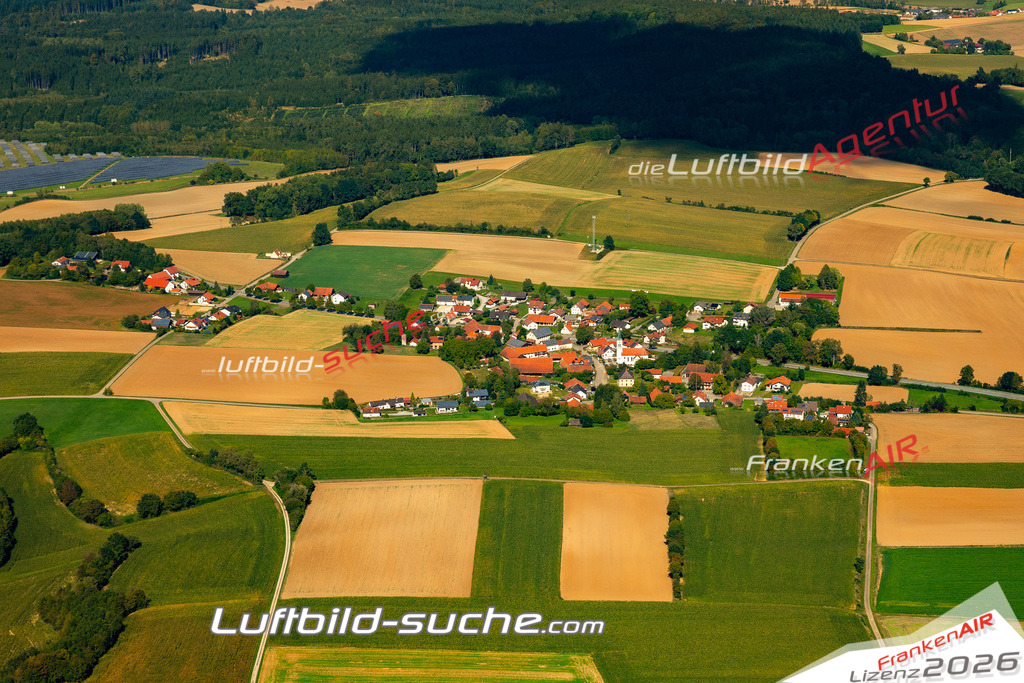 Das Luftbild zeigt : Ascholtshausen Mallersdorf-Pfaffenberg - Die Luftaufnahme wurde 2023 vom UL-Flugzeug aus erstellt ( keine Drohne ) - Hochauflösende Luftaufnahme - Für grossformatige Ausdrucke geeignet. Die Geschenkidee !Mit Lizenz und Bildrechte bestellbar