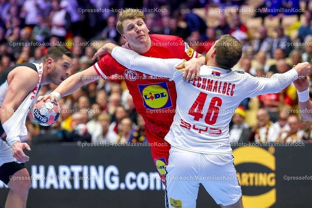 EHF19012601087 | 19.01.2026, Handball, Men's EHF EURO 2026, Österreich - Serbien, Jyske Bank Boxen in Herning, Dänemark, Preliminary Round:  Lukas Hutecek (Austria #72) im Zweikampf gegen   Dragan Pechmalbec (Serbien #46) 