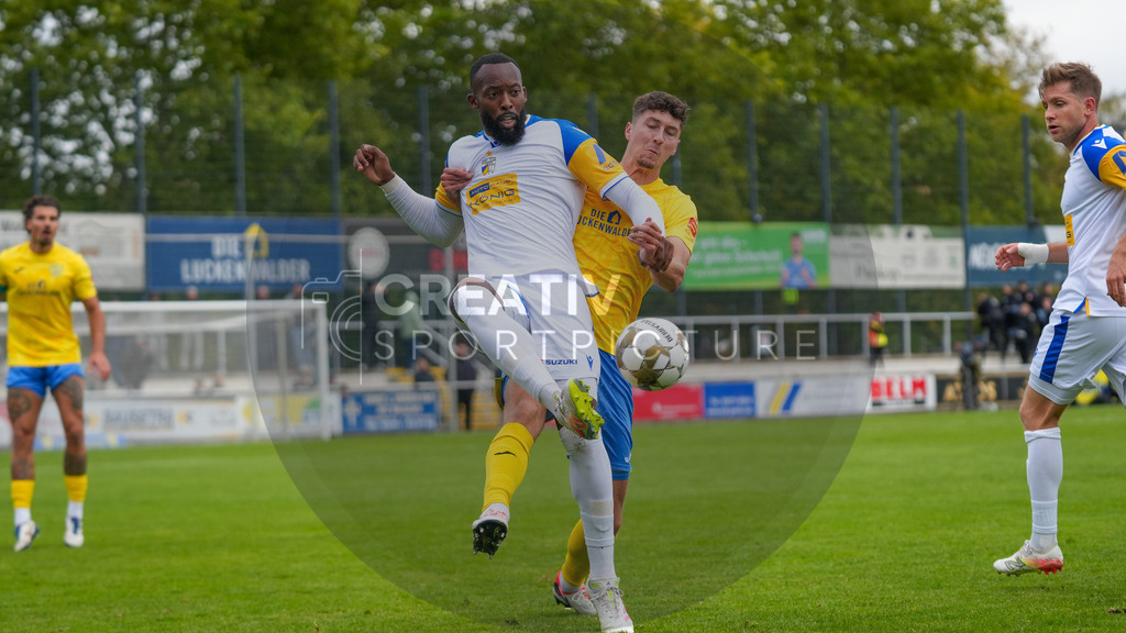 Fußball, Herren, Saison 2025/2026, Regionalliga Nordost, 11. Spieltag, FSV 63 Luckenwalde vs. FC Carl-Zeiss Jena, Samstag 05.10.2025, Werner-Seelenbinder-Stadion Luckenwalde, | Fußball, Herren, Saison 2025/2026, Regionalliga Nordost, 11. Spieltag, FSV 63 Luckenwalde vs. FC Carl-Zeiss Jena, Samstag 05.10.2025, Werner-Seelenbinder-Stadion Luckenwalde, Im Bild: Manasee Eshele (l. Jena) und Quentin Seidel (r. Luckenwalde) - Realisiert mit Pictrs.com
