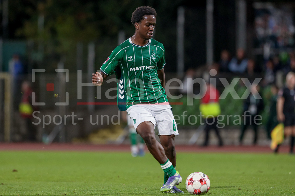 Fussball, Regionalliga Nord, SV Werder Bremen II - BSV Kickers Emden | Wesley Adeh (SV Werder Bremen II, 6) am Ball, Freisteller, Einzelbild, Ganzkörper, Aktion, Action, Spielszene