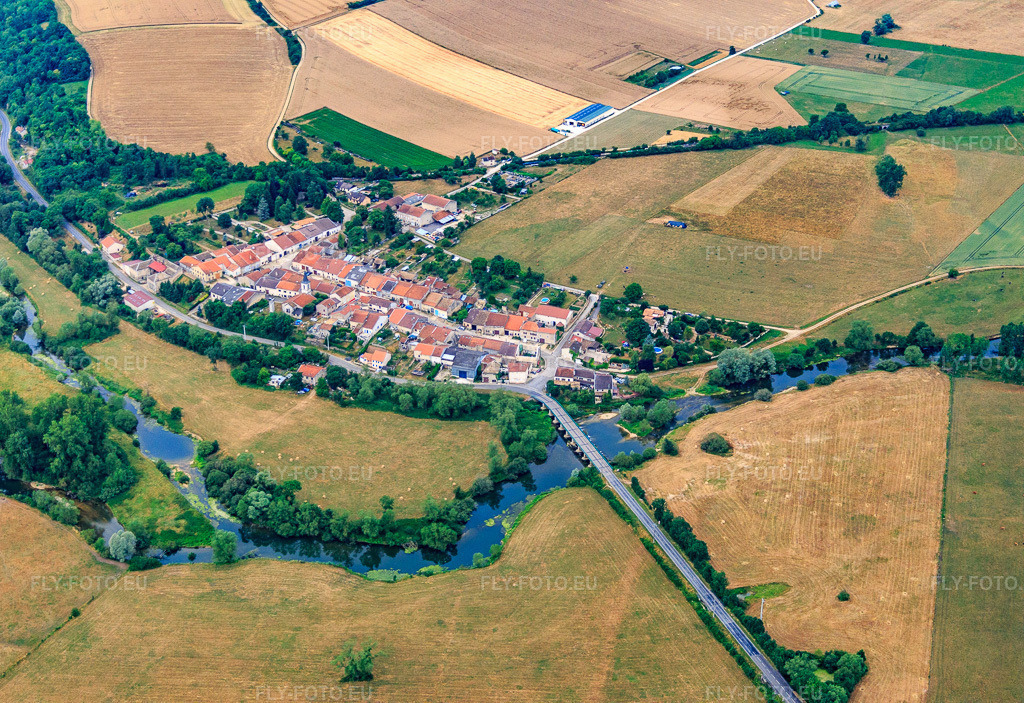 Vue aérienne: Vue de la ville depuis le nord à Ugny-sur-Meuse dans le département Meuse, France – .Photo: IMG_083548.jpg prise le 13/07/2015 par Werner Riehm/FLY-FOTO.eu – Résolution de l'original: 5313 x 3648 px