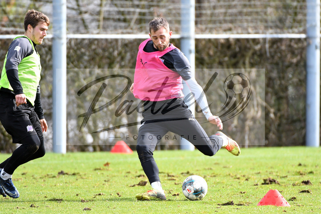20200229_TRAOSN_0014 | Fussball, Herren: Benjamin Girth (VfL Osnabrueck) und Marc Heider (VfL Osnabrueck) im Zweikampf waehrend der Trainingseinheit des VfL Osnabrueck im Sportpark Illoshoehe am 29.02.2020 in Osnabrueck, Deutschland. - Realisiert mit Pictrs.com