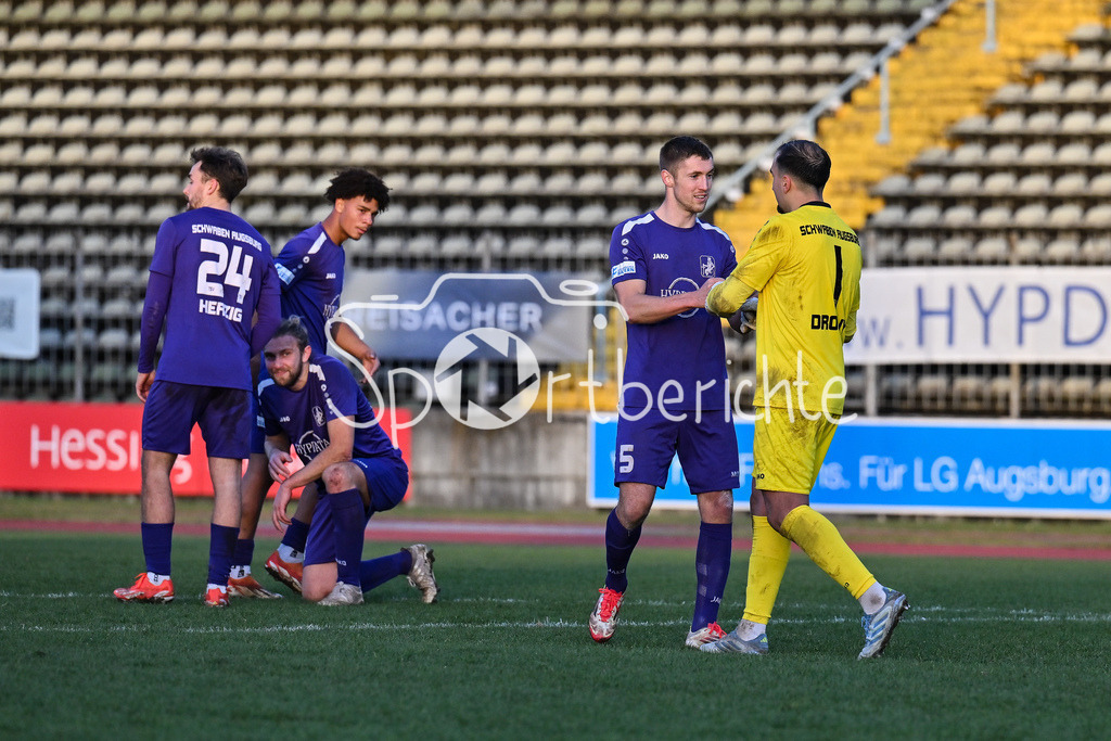 TSV Schwaben Augsburg - FC Bayern Amateure | AUGSBURG, GERMANY - 29. NOVEMBER: Jubel der Hausherren nach dem Sieg gegen Bayern beim Ligaspiel zwischen dem TSV Schwaben Augsburg und den Amateuren des FC Bayern am 20. Spieltag der Regionalliga Bayern im Rosenaustadion