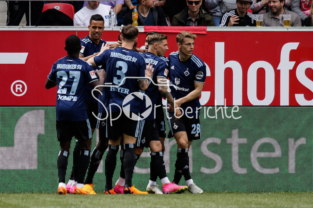 SSV Jahn Regensburg - Hamburger SV | Das HSV jubelt nach dem Treffer zum 0-1 durch Robert Glatzel (HSV #9) / DFL REGULATIONS PROHIBIT ANY USE OF PHOTOGRAPHS AS IMAGE SEQUENCES AND/OR QUASI-VIDEO