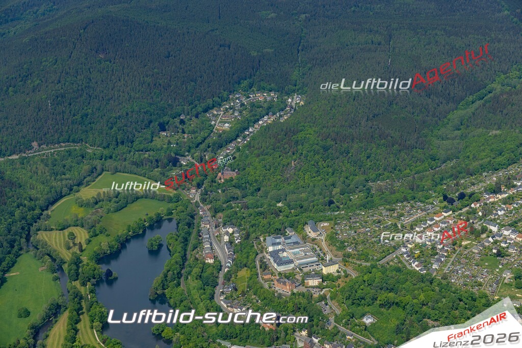 Das Luftbild der Stadt Greiz wurde 2022 vom Flugzeug heraus erstellt (keine Drohnen-Aufnahmen) Aufnahmehöhe ca.450 Meter- hohe Bildauflösung und Druck-Qualität. Garantiert!